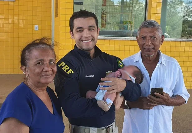 Agente da PRF salvou bebê que estava engasgado