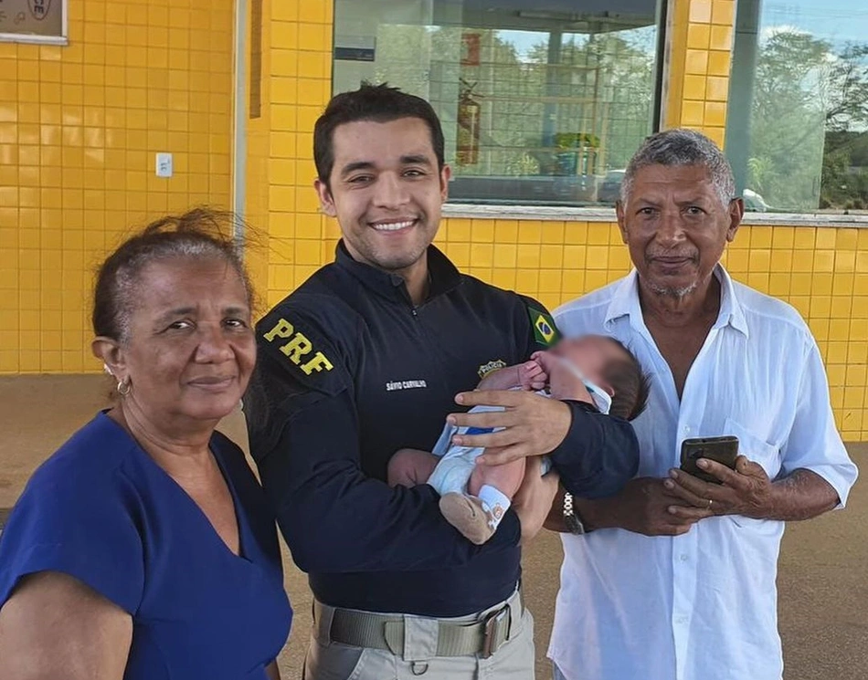 Agente da PRF salvou bebê que estava engasgado