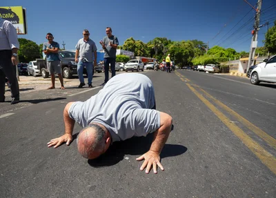 Antônio José Lira cumpre promessa e beija o asfalto na inauguração da pavimentação
