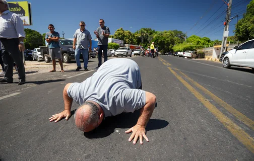 Antônio José Lira cumpre promessa e beija o asfalto na inauguração da pavimentação