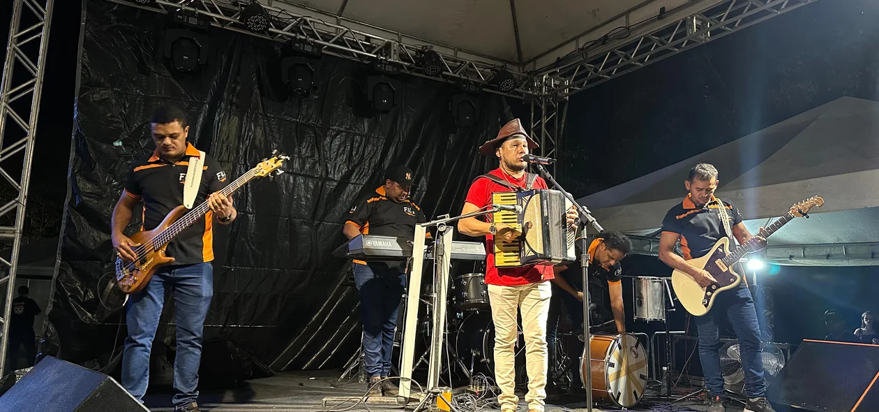 Apresentação musical no Festival Municipal Junino