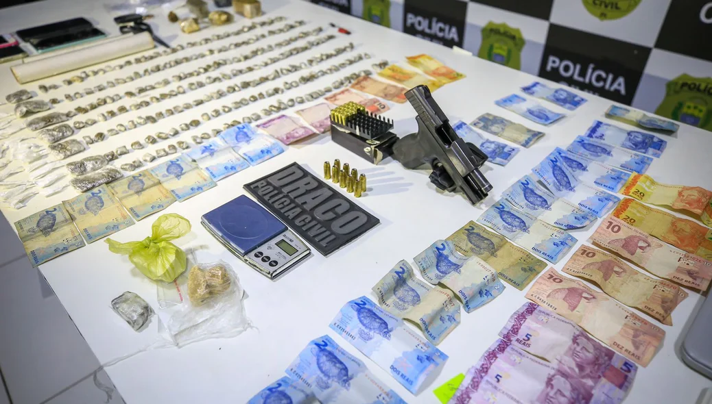 Munições, dinheiro, drogas e arma apreendida na operação DRACO 138
