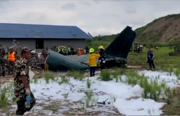 Avião cai no Nepal e pelo menos 18 morrem