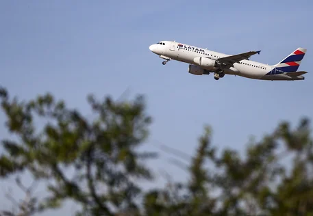 Passageiro morre ao cair da escada de desembarque de avião em São Paulo