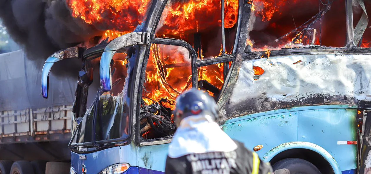 Bombeiros atuam no combate às chamas