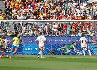 Brasil leva dois gols nos acréscimos e perde para o Japão em Paris