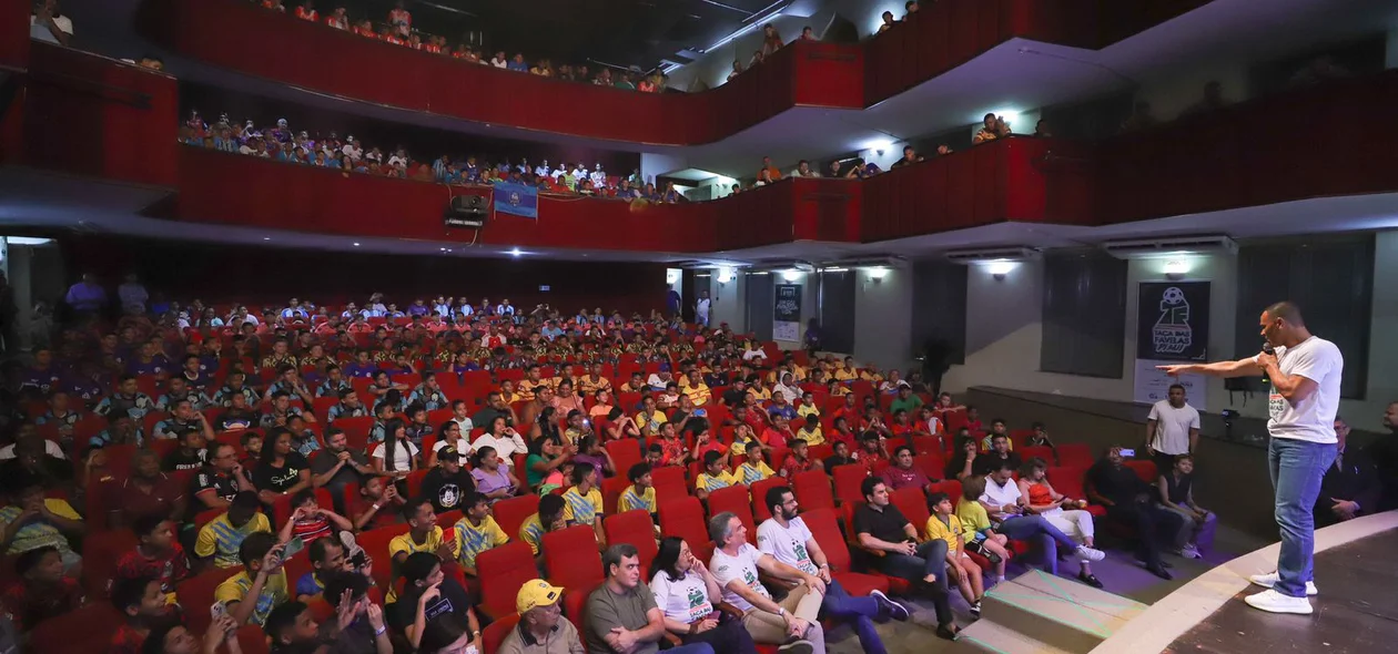 Cafu palestrando sobre superação de dificuldades através do esporte, no Teatro 04 de Setembro