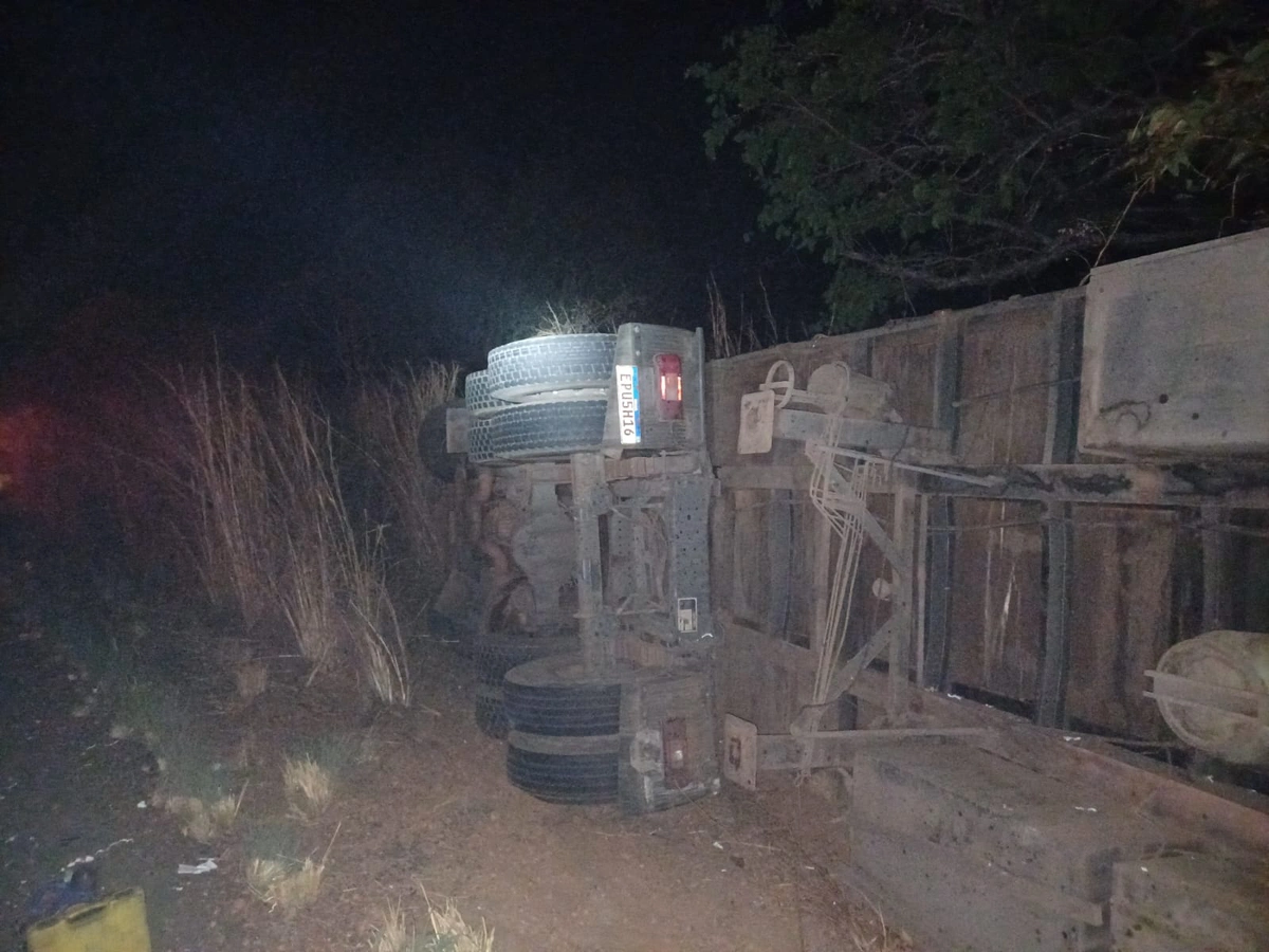 Caminhão sai da pista e tomba na BR 316, em Valença do Piauí