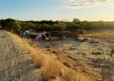 Carreta tombada na BR 135