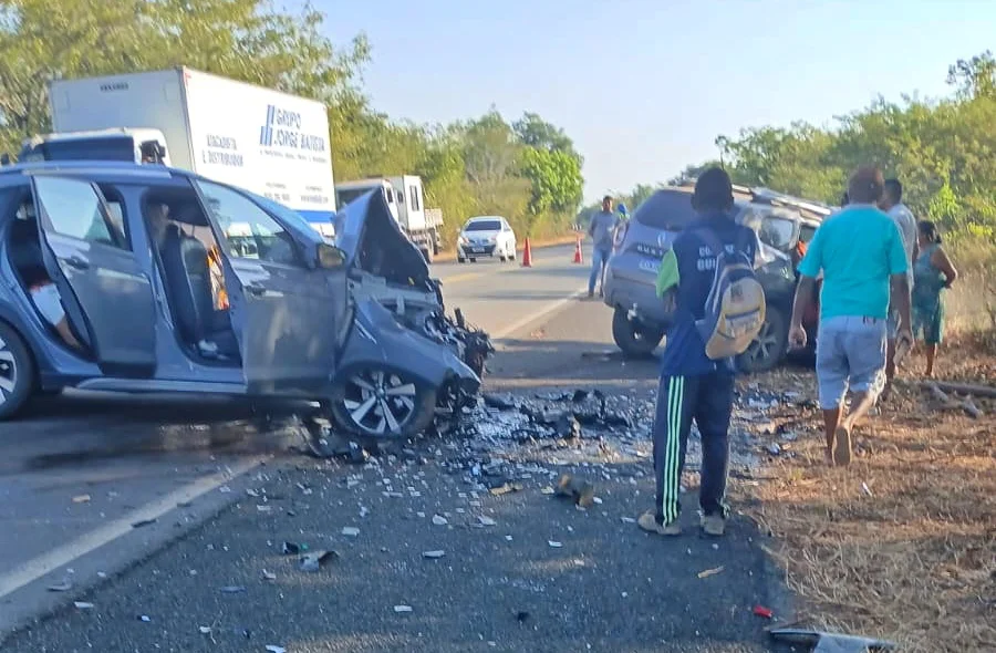 Carros ficaram destruídos no acidente em Amarante