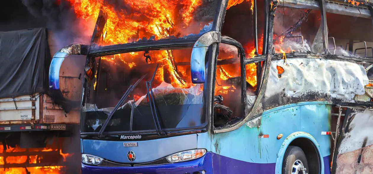 Chamas tiveram início no ônibus