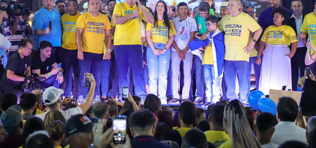 Candidatos e apoiadores no local