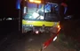 Com a colisão, a motocicleta ficou presa embaixo do ônibus