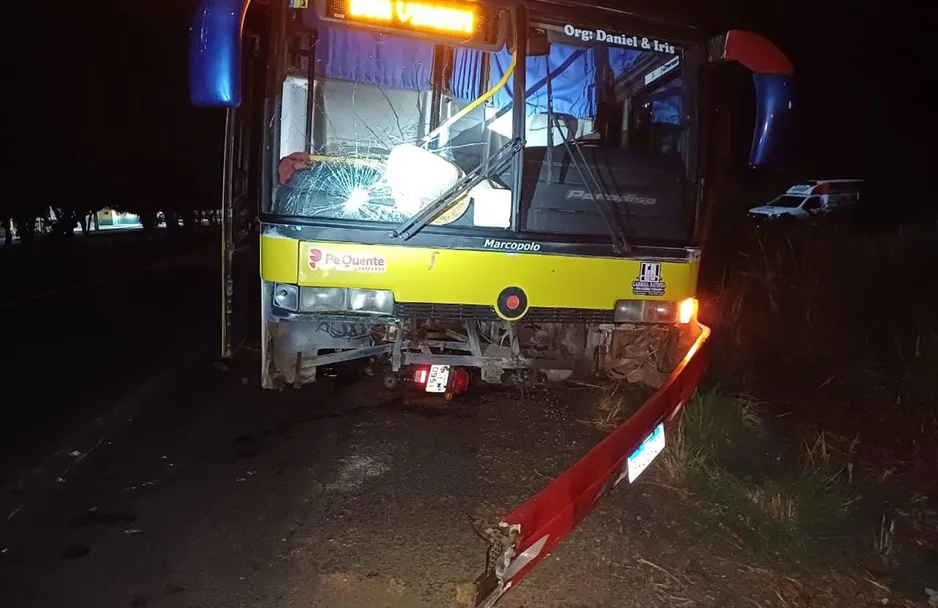 Com a colisão, a motocicleta ficou presa embaixo do ônibus