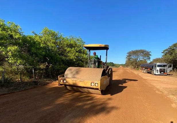 Construção de estrada em Valença do Piauí