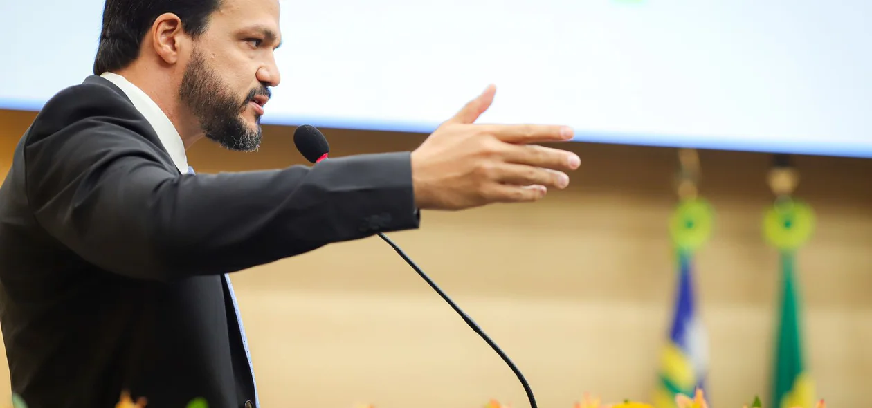 Delegado Eduardo Aquino fazendo discurso