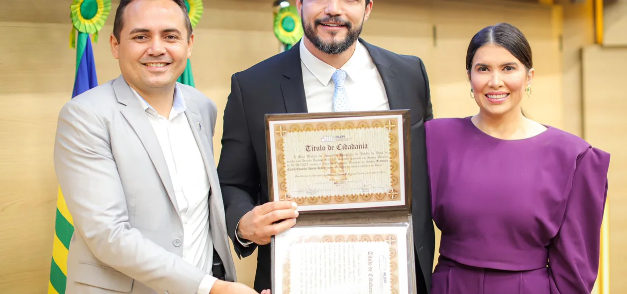 Delegado Eduardo Aquino recebendo honraria