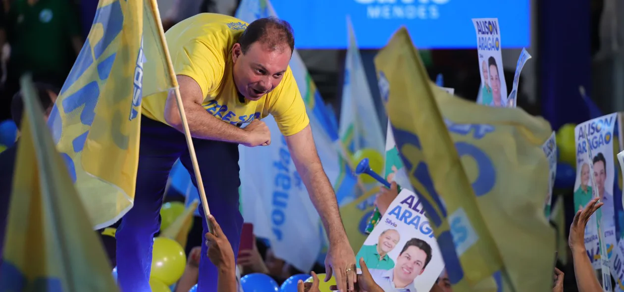 Deputado estadual Jeová Alencar com apoiadores