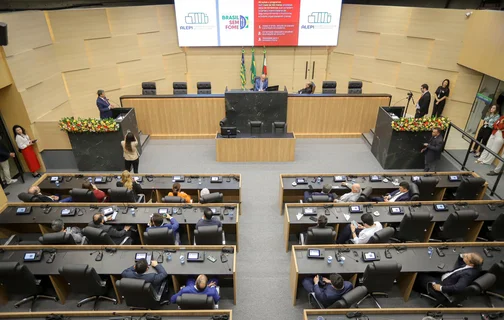 Deputados no plenário da Alepi