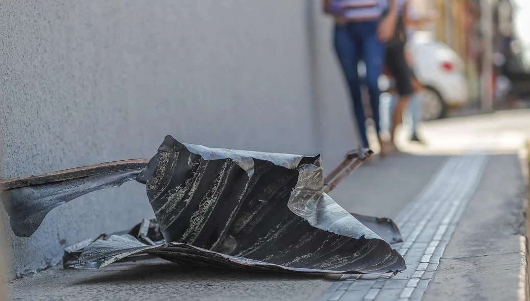 Destroços do quiosque ficaram espalhados pelo local