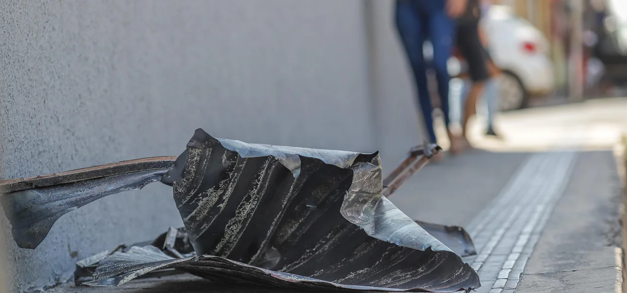 Destroços do quiosque ficaram espalhados pelo local