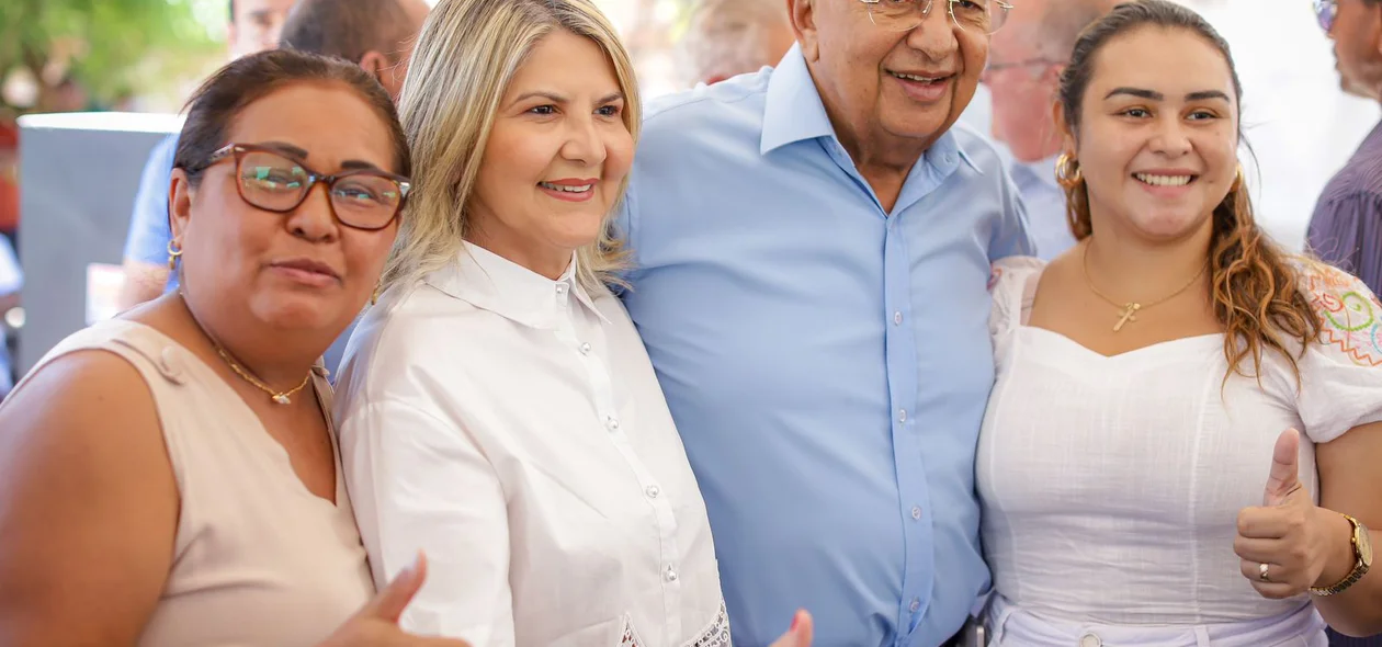 Dr. Pessoa e Dalva Fernandes com moradores da região da Avenida Professor Camilo Filho