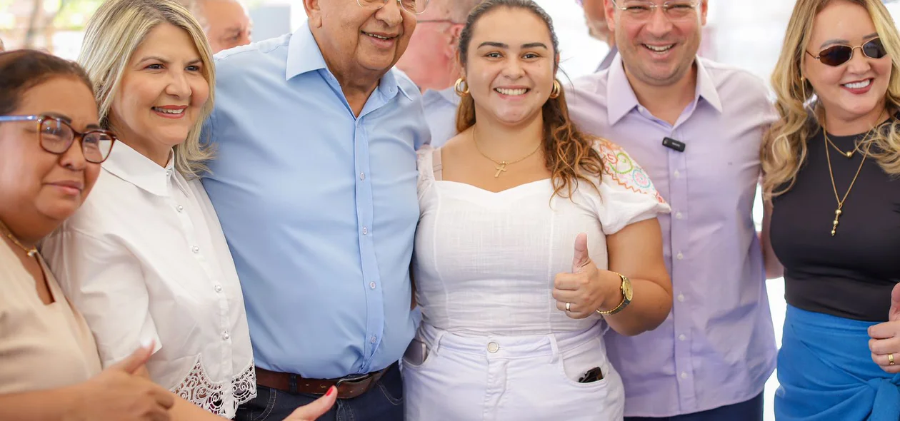 Dr. Pessoa, vereador Alan Brandão e Dalva Fernandes com moradores da zona sudeste de Teresina durante entrega da revitalização da Avenida Professor Camilo Filho