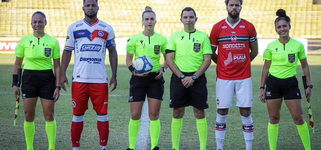 Equipe de arbitragem do jogo entre River e Porto Velho