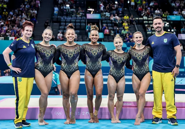 Equipe feminina na ginástica