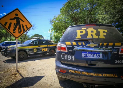 Equipes da PRF no local do acidente