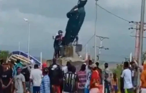 Estátua de Hugo Chávez sendo derrubada