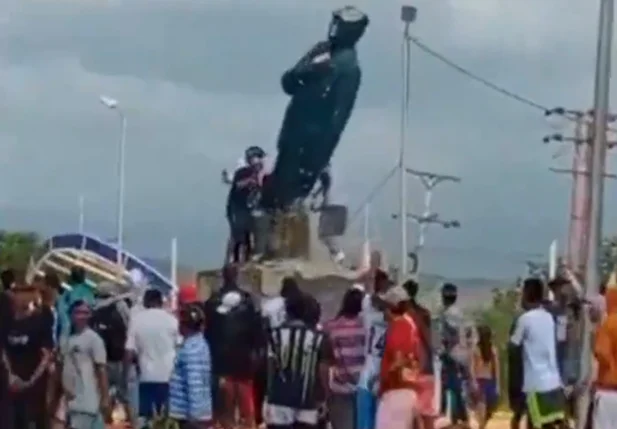 Estátua de Hugo Chávez sendo derrubada