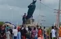 Estátua de Hugo Chávez sendo derrubada