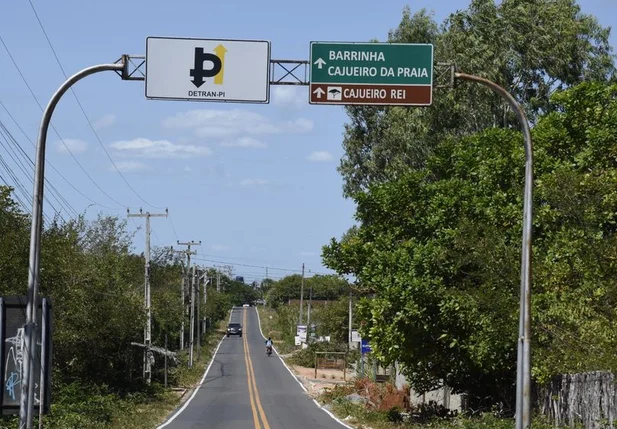 Estrada liga os dois povoados em Cajueiro da Praia