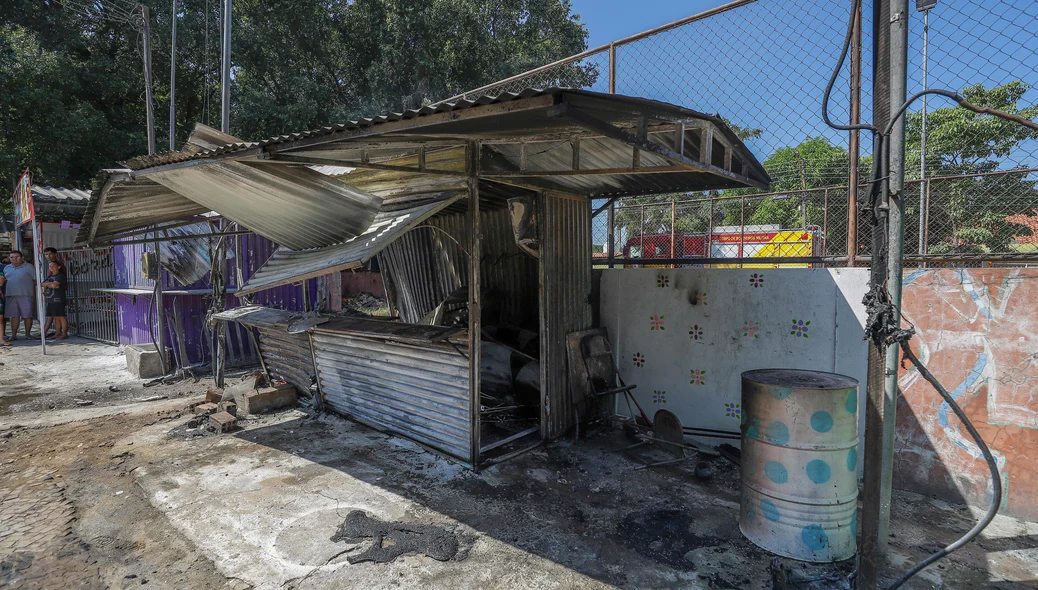 Explosão deixou o estabelecimento destruído