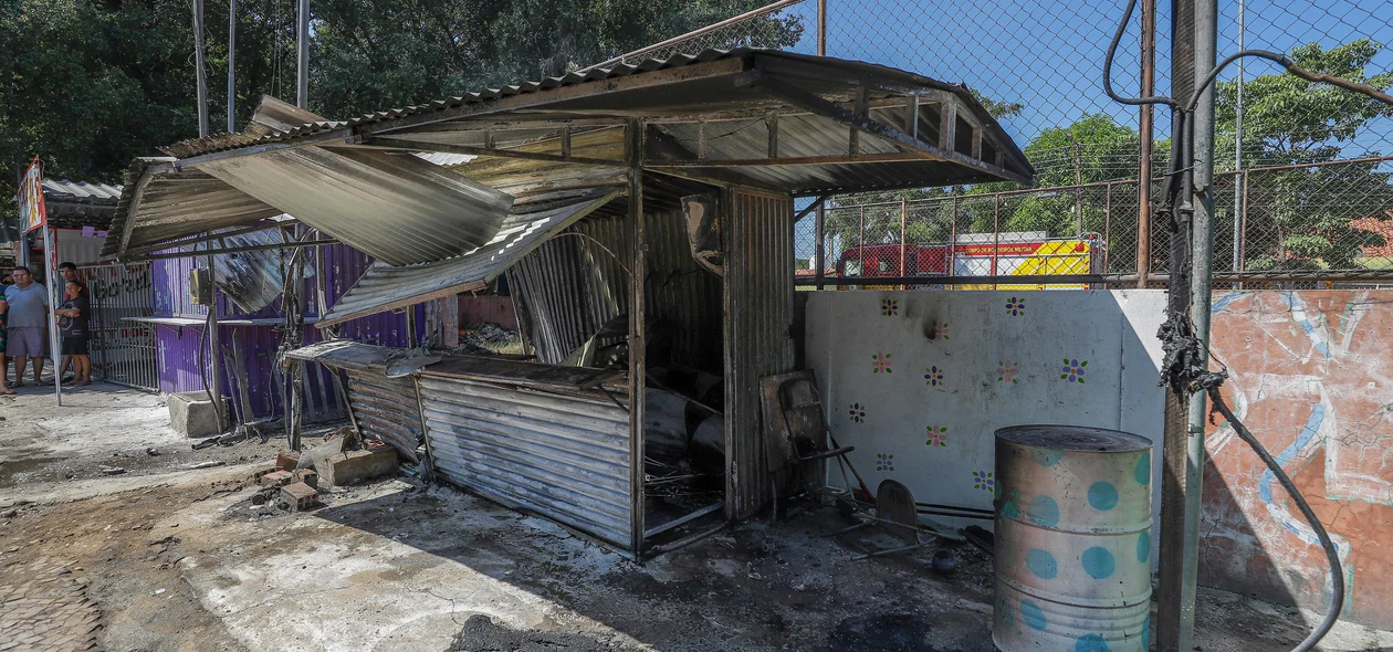 Explosão deixou o estabelecimento destruído