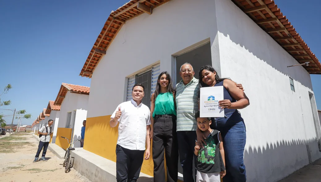 Família com nova casa no Residencial Leonel Brizola