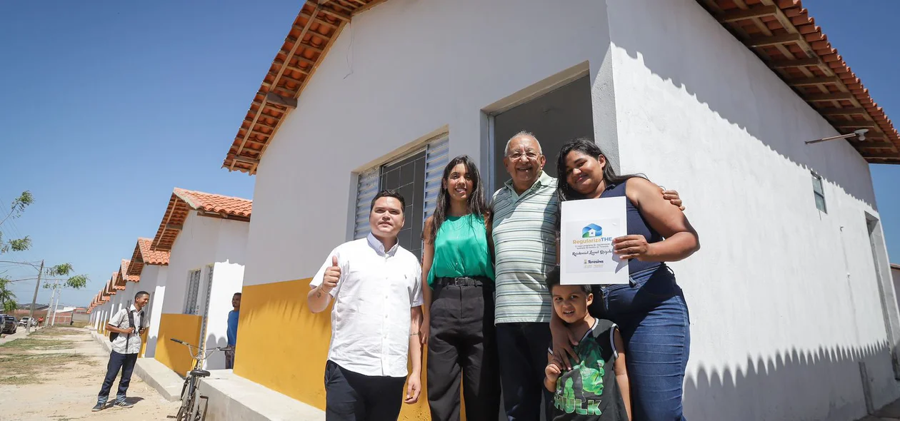 Família com nova casa no Residencial Leonel Brizola