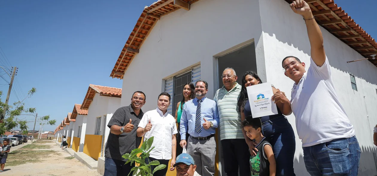 Família contemplada com uma casa no Residencial Leonel Brizola