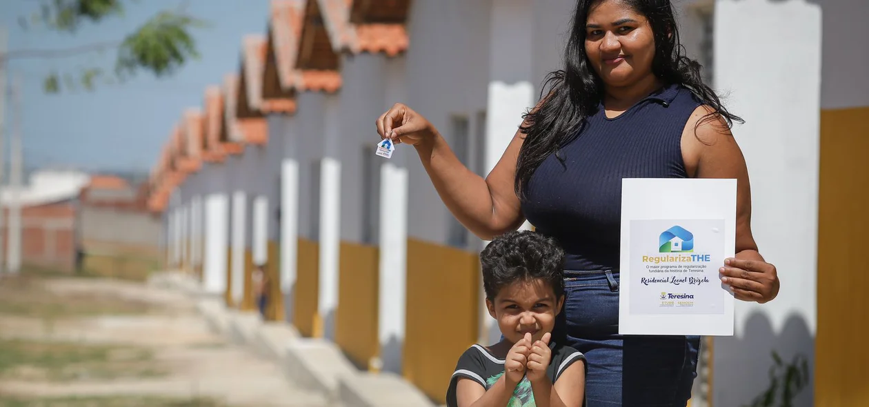 Família feliz com as chaves da casa nova