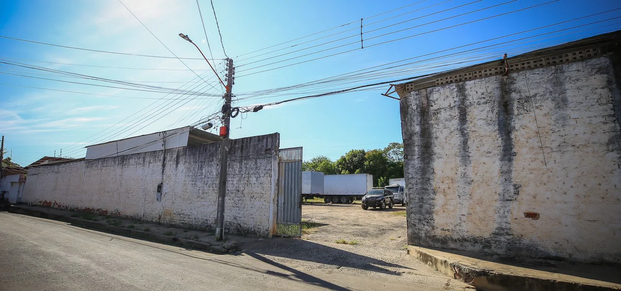 Galpão onde os caminhões foram apreendidos