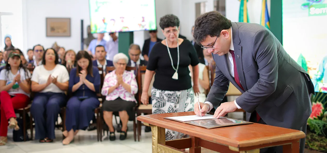 Governador assinando autorizações de investimentos