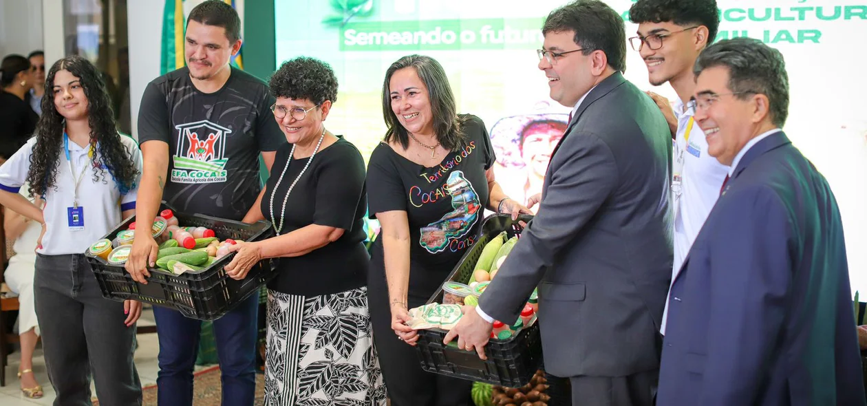 Governador Rafael Fonteles anunciando investimentos