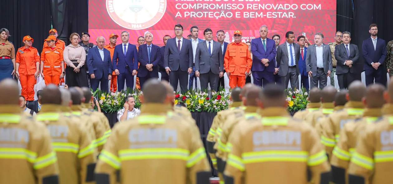 Governador Rafael Fonteles durante evento de posse dos novos 205 novos soldados