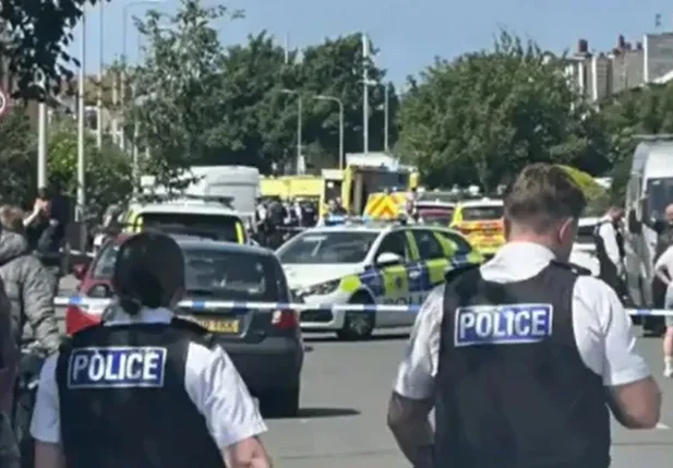 Homem esfaqueia oito pessoas no Reino Unido