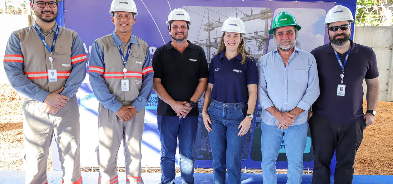 Humberto Soares Filho ao lado do prefeito Zé Raimundo e funcionários da Equatorial