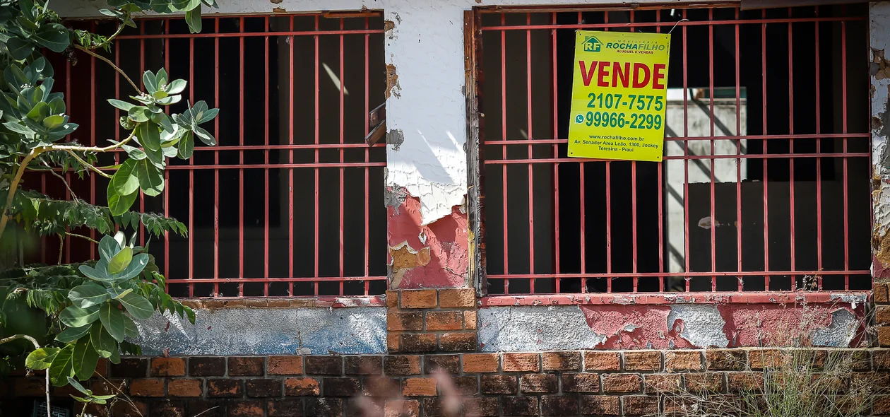 Imóvel com placa de venda .