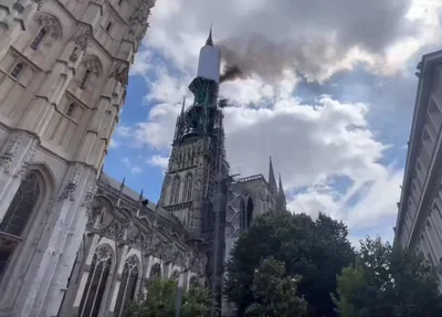 Incêndio na catedral de Notre Dame de Rouen, na França