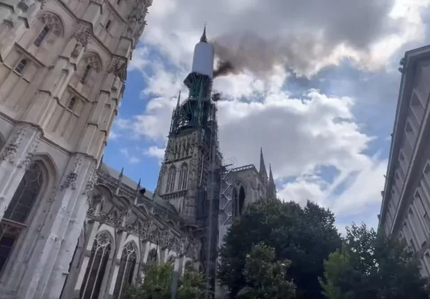 Incêndio na catedral de Notre Dame de Rouen, na França