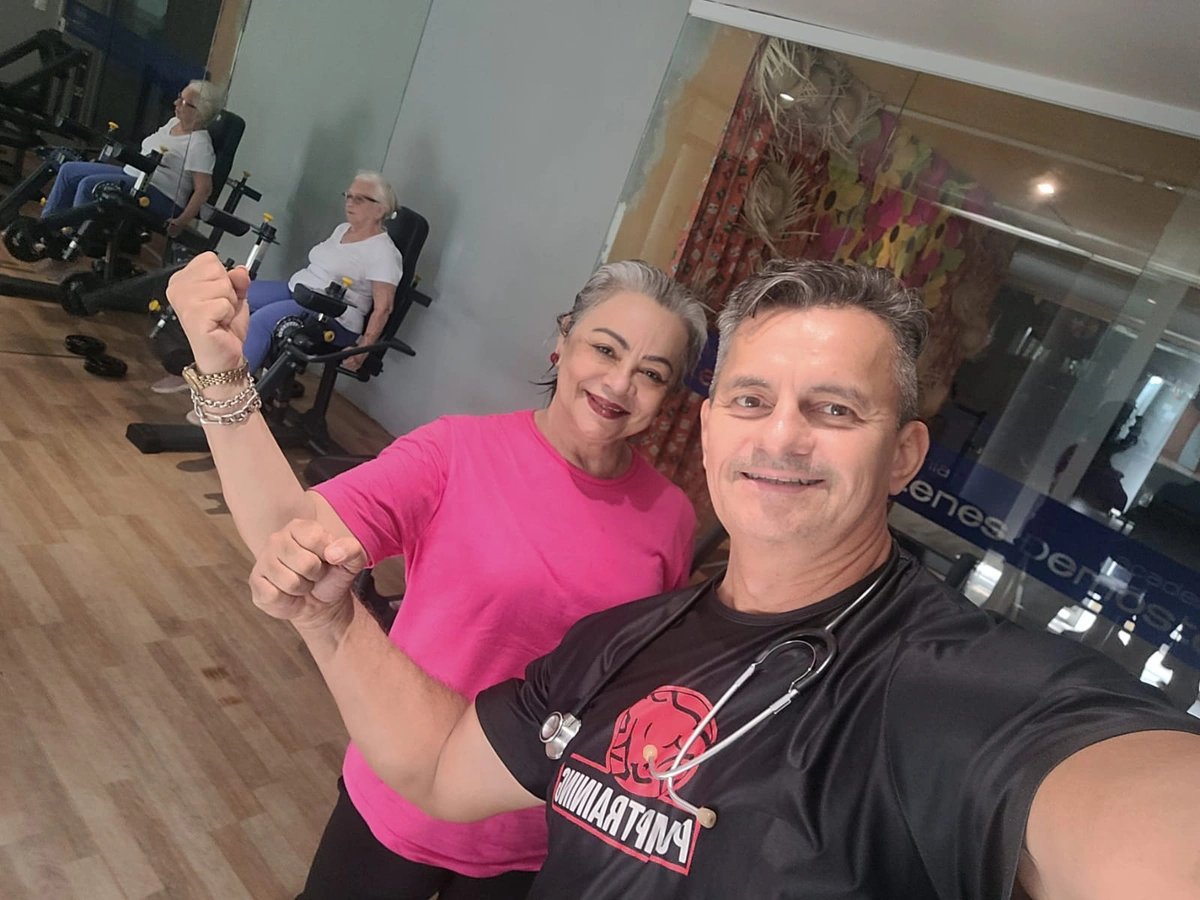 Incentivando dona Teresa Tourinho na musculação terapêutica